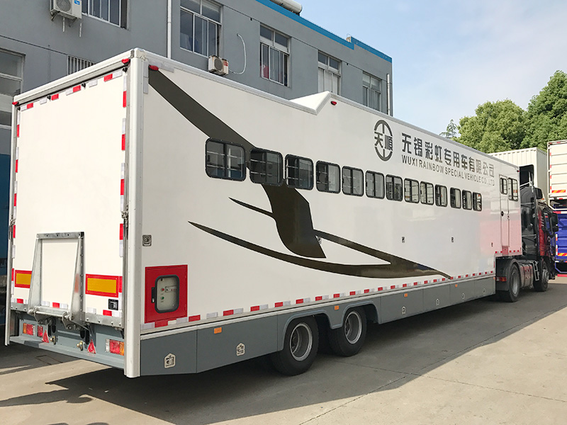 半掛9匹斜載運馬車